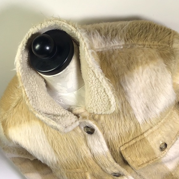 American Eagle Plaid Shaket shag super soft - Picture 7 of 13